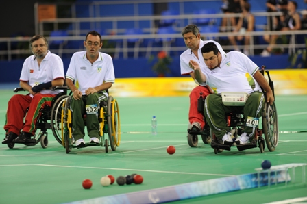 Atletas de bocha paralímpica em quadra durante uma partida